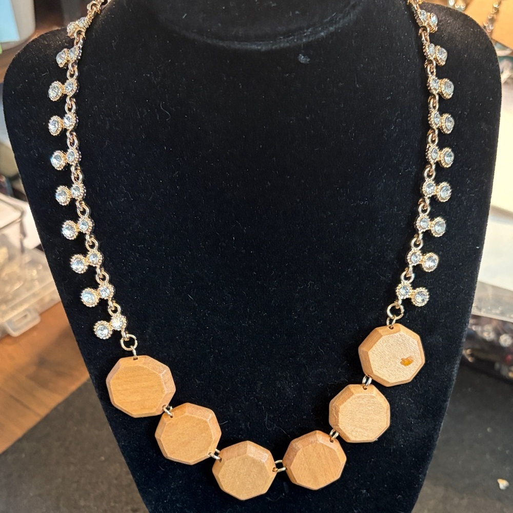 Chic Gold and Wood Pendant Necklace with Geometric Accents
